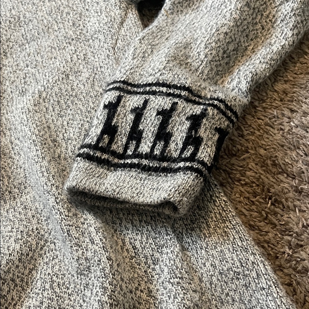 Stylish Gray Crewneck Sweater with Black Detail - Picture 4 of 6